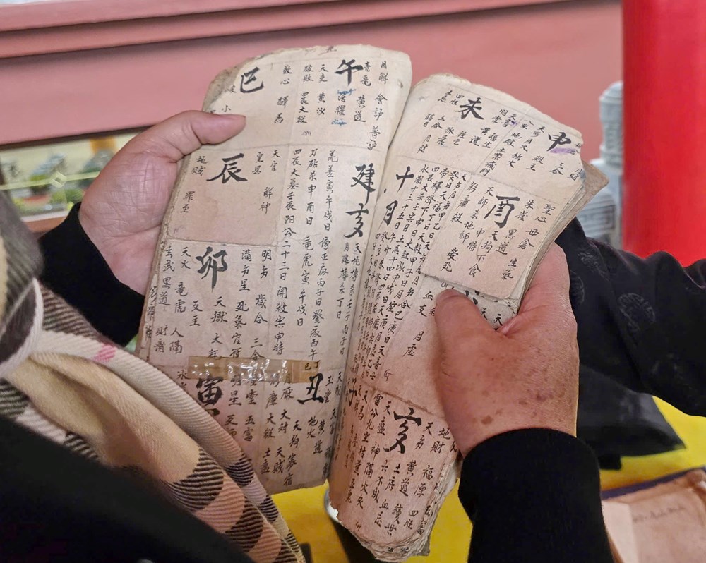 Bộ sưu tập vật phẩm độc nhất vô nhị trong nghi lễ hầu đồng - ảnh 5