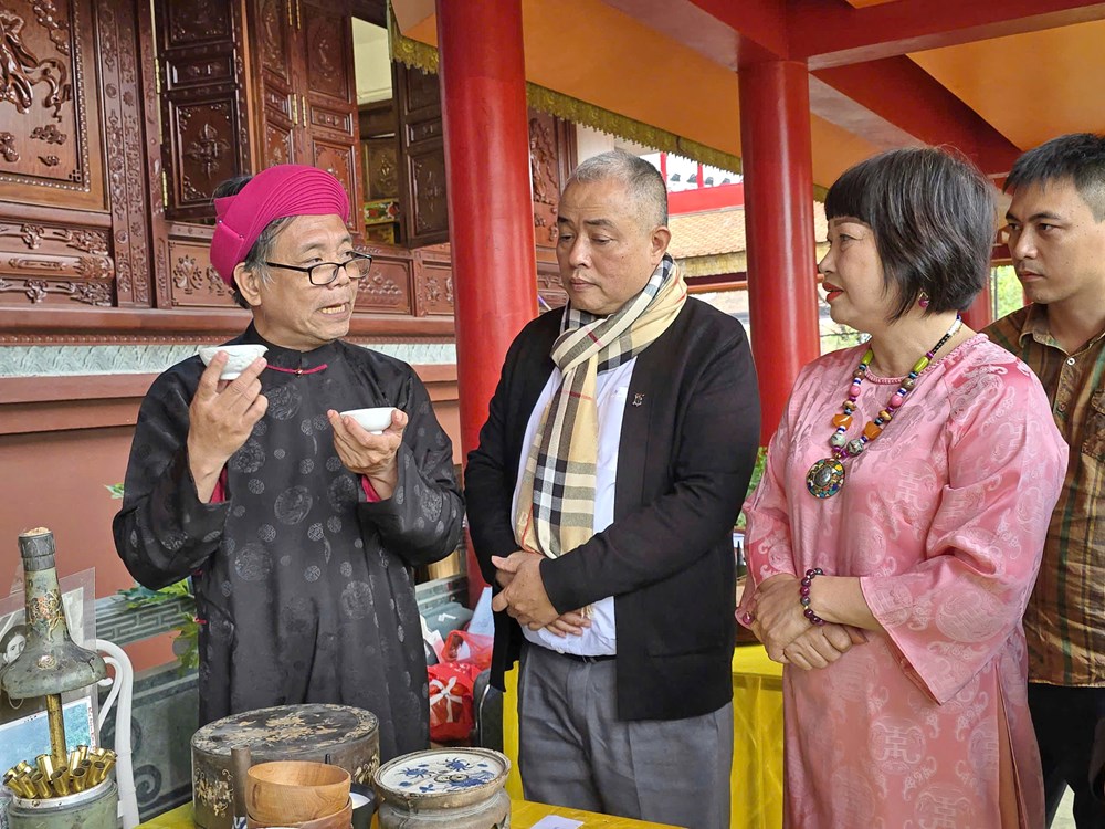 Bộ sưu tập vật phẩm độc nhất vô nhị trong nghi lễ hầu đồng - ảnh 2