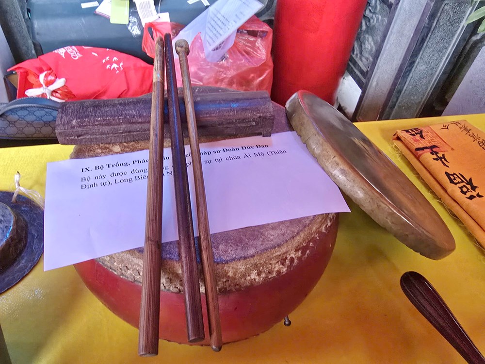 Bộ sưu tập vật phẩm độc nhất vô nhị trong nghi lễ hầu đồng - ảnh 13