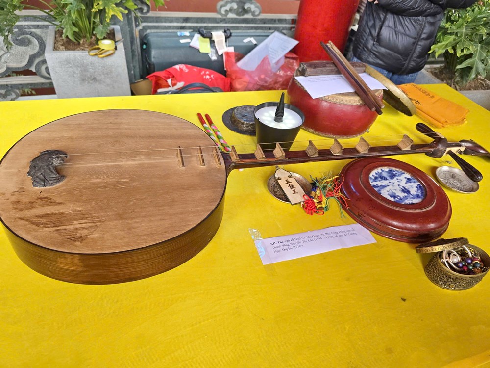 Bộ sưu tập vật phẩm độc nhất vô nhị trong nghi lễ hầu đồng - ảnh 7