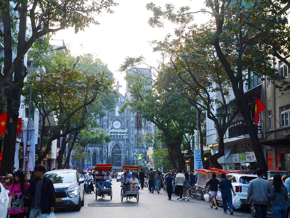 Giới trẻ thích thú check - in không khí Giáng sinh tại Hà Nội - ảnh 1