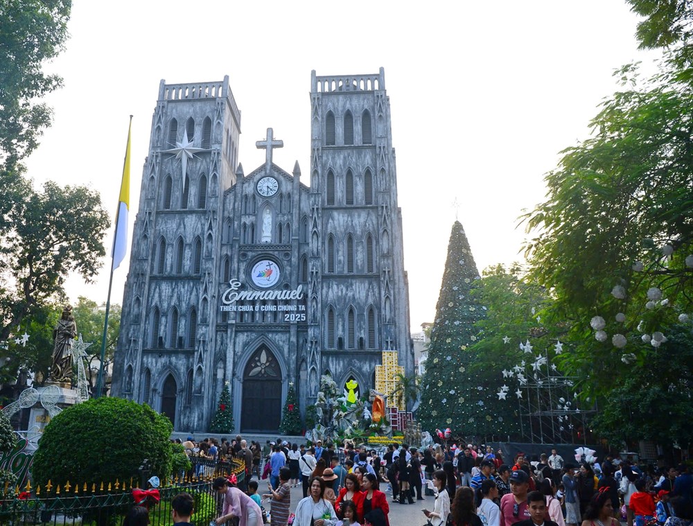 Giới trẻ thích thú check - in không khí Giáng sinh tại Hà Nội - ảnh 2