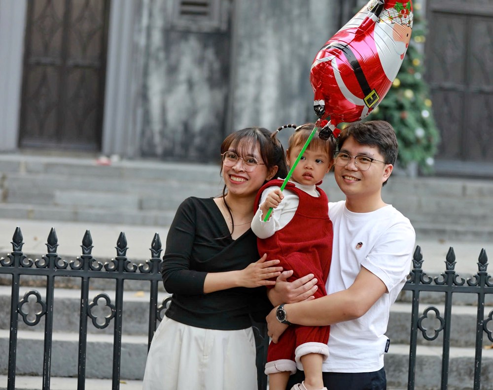 Giới trẻ thích thú check - in không khí Giáng sinh tại Hà Nội - ảnh 11