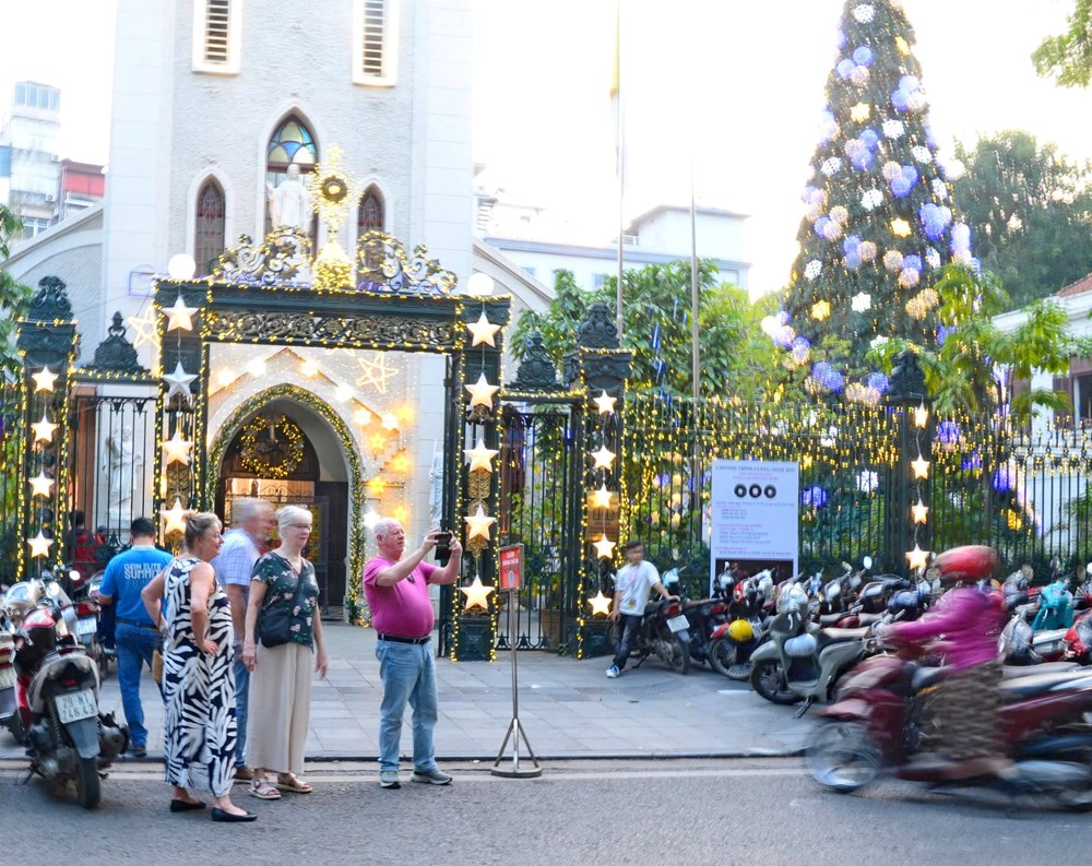 Giới trẻ thích thú check - in không khí Giáng sinh tại Hà Nội - ảnh 12