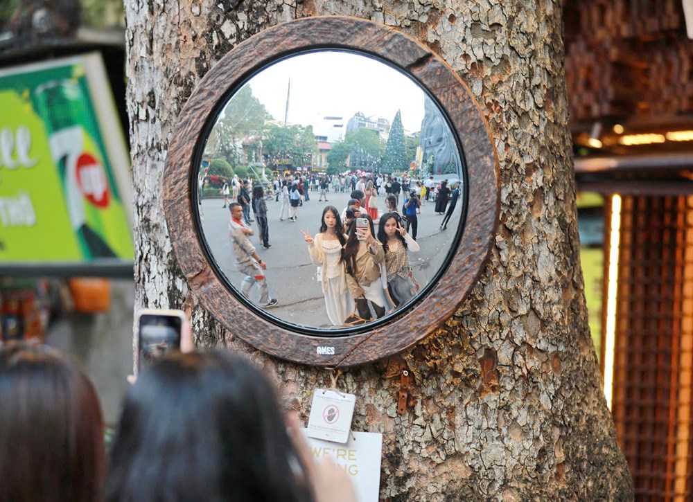 Giới trẻ thích thú check - in không khí Giáng sinh tại Hà Nội - ảnh 8