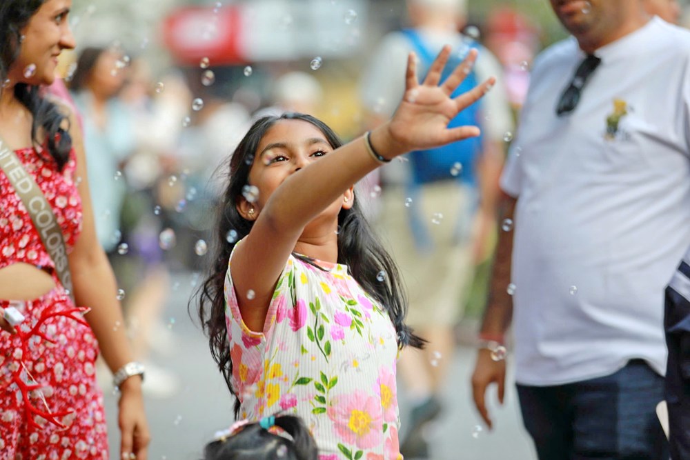 Giới trẻ thích thú check - in không khí Giáng sinh tại Hà Nội - ảnh 13