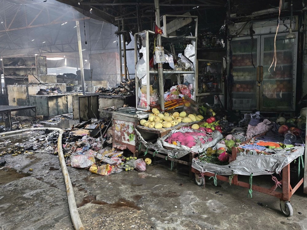 Hà Nội: Cháy lớn tại chợ Xanh Định Công, nhiều gian hàng bị thiêu rụi - ảnh 9
