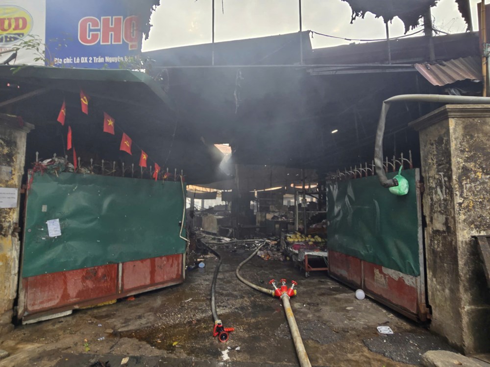 Hà Nội: Cháy lớn tại chợ Xanh Định Công, nhiều gian hàng bị thiêu rụi - ảnh 7
