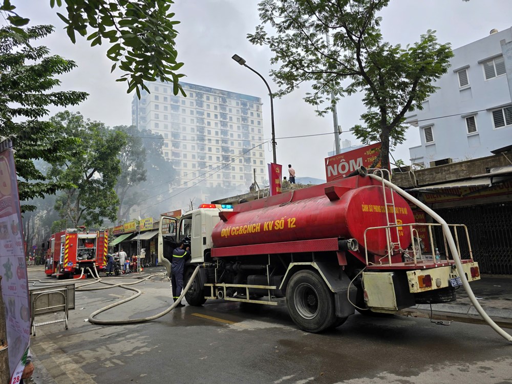 Hà Nội: Cháy lớn tại chợ Xanh Định Công, nhiều gian hàng bị thiêu rụi - ảnh 2
