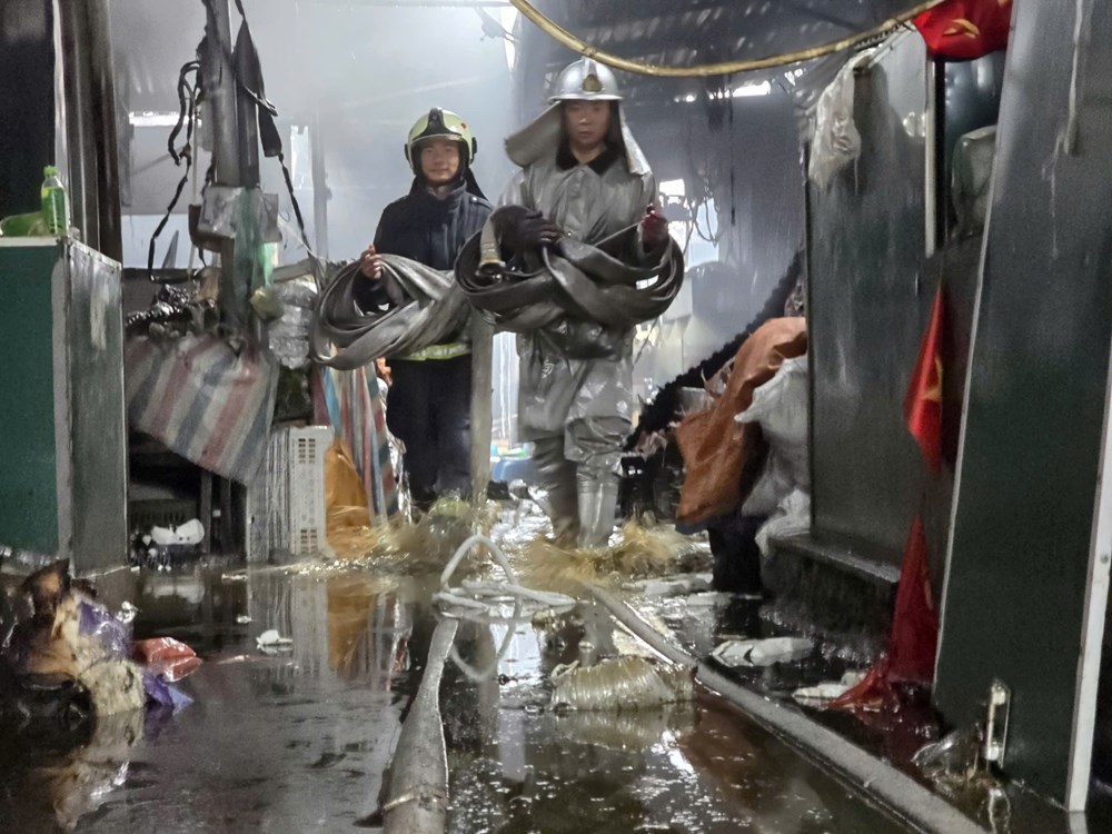 Hà Nội: Cháy lớn tại chợ Xanh Định Công, nhiều gian hàng bị thiêu rụi - ảnh 3