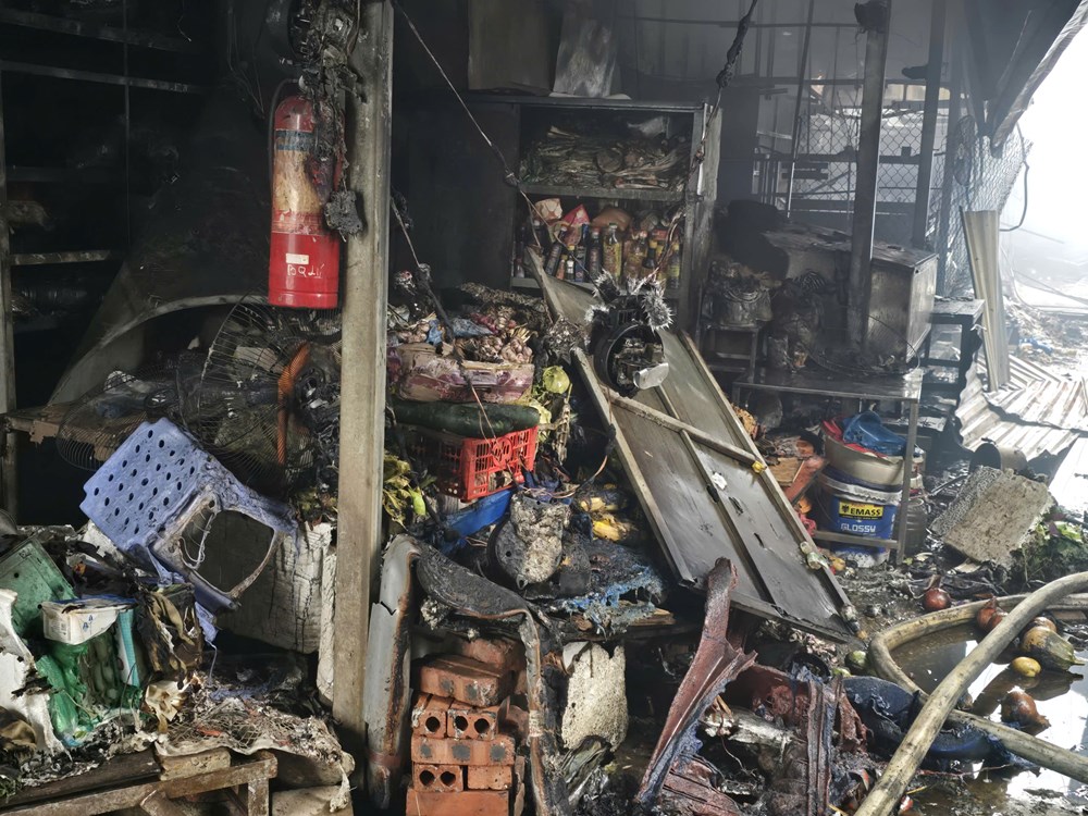 Hà Nội: Cháy lớn tại chợ Xanh Định Công, nhiều gian hàng bị thiêu rụi - ảnh 8