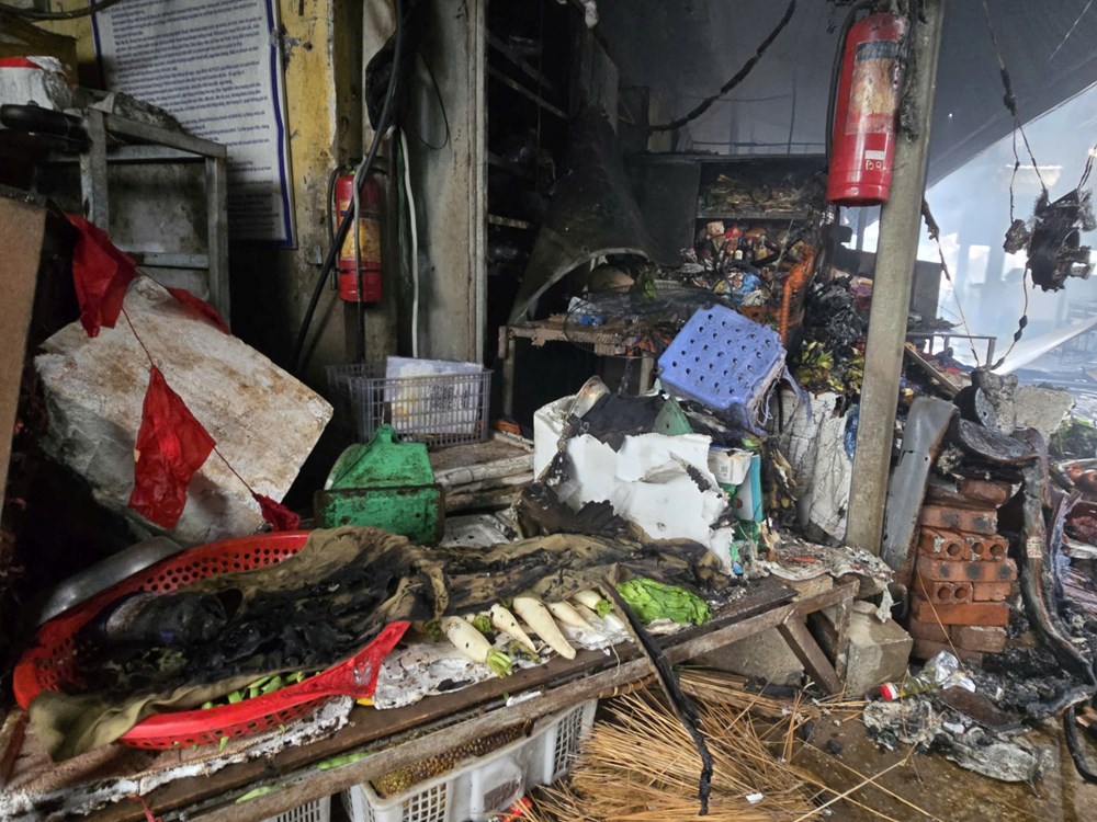 Hà Nội: Cháy lớn tại chợ Xanh Định Công, nhiều gian hàng bị thiêu rụi - ảnh 10