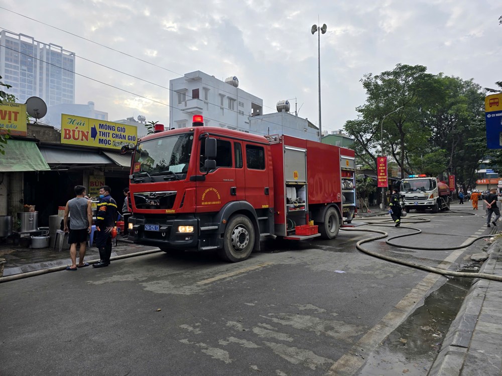 Hà Nội: Cháy lớn tại chợ Xanh Định Công, nhiều gian hàng bị thiêu rụi - ảnh 6