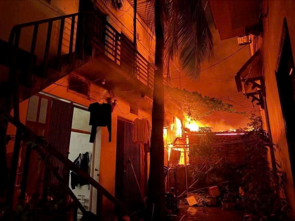 Hà Nội: Cháy lớn tại chợ Xanh Định Công, nhiều gian hàng bị thiêu rụi - ảnh 1