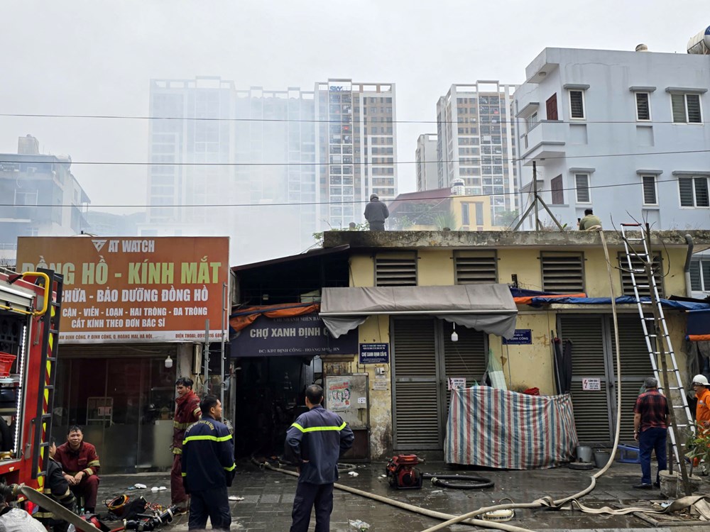 Hà Nội: Cháy lớn tại chợ Xanh Định Công, nhiều gian hàng bị thiêu rụi - ảnh 4