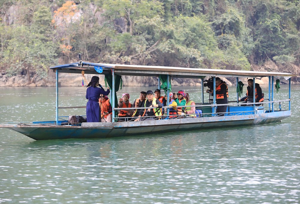  “Đốn tim” du khách giữa mênh mông Ba Bể bằng hát Then, đàn Tính - ảnh 1