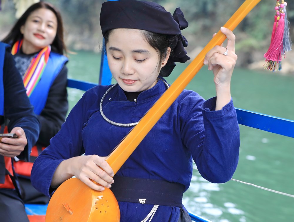  “Đốn tim” du khách giữa mênh mông Ba Bể bằng hát Then, đàn Tính - ảnh 2