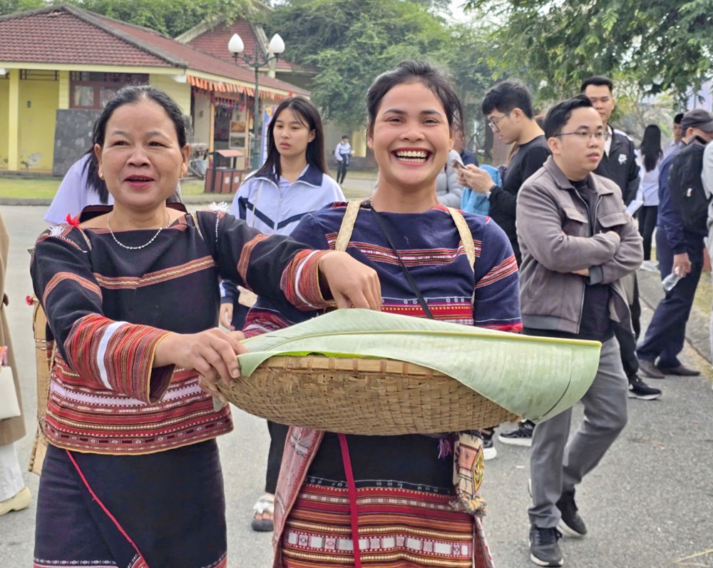 Ấm áp mâm cơm sum vầy tại “ngôi nhà chung” - ảnh 5