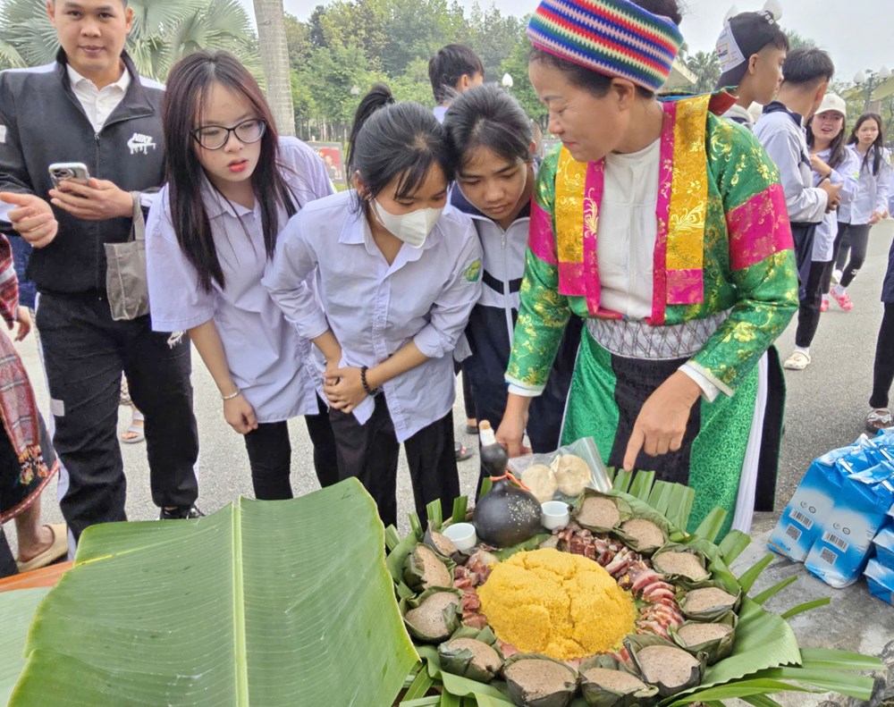 Ấm áp mâm cơm sum vầy tại “ngôi nhà chung” - ảnh 17