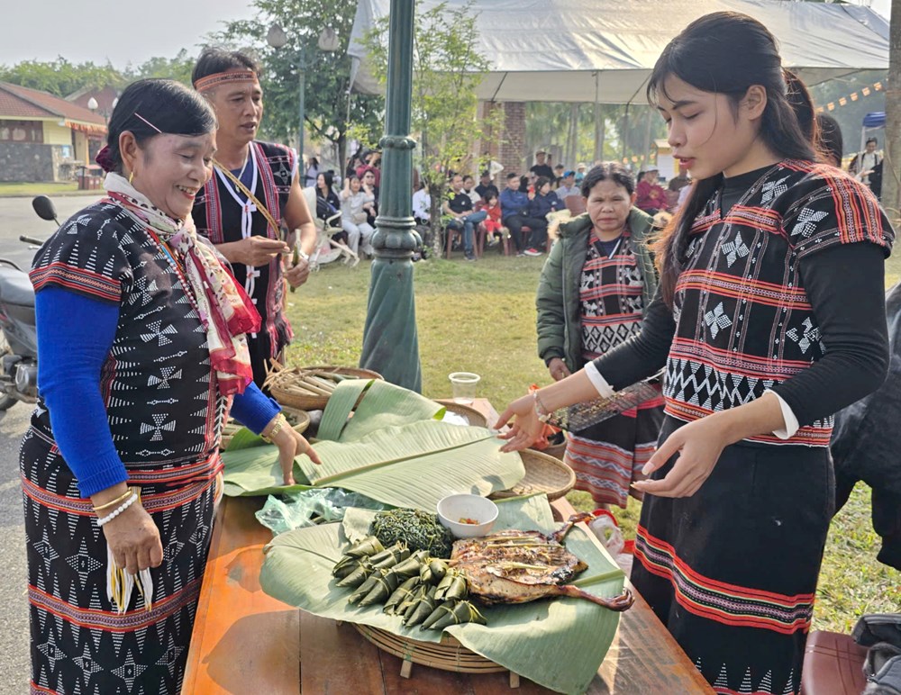 Ấm áp mâm cơm sum vầy tại “ngôi nhà chung” - ảnh 9