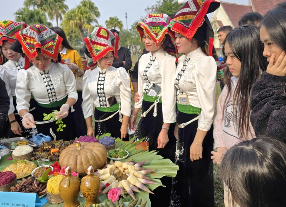 Ấm áp mâm cơm sum vầy tại “ngôi nhà chung” - ảnh 6