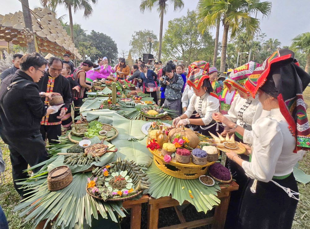 Ấm áp mâm cơm sum vầy tại “ngôi nhà chung” - ảnh 3