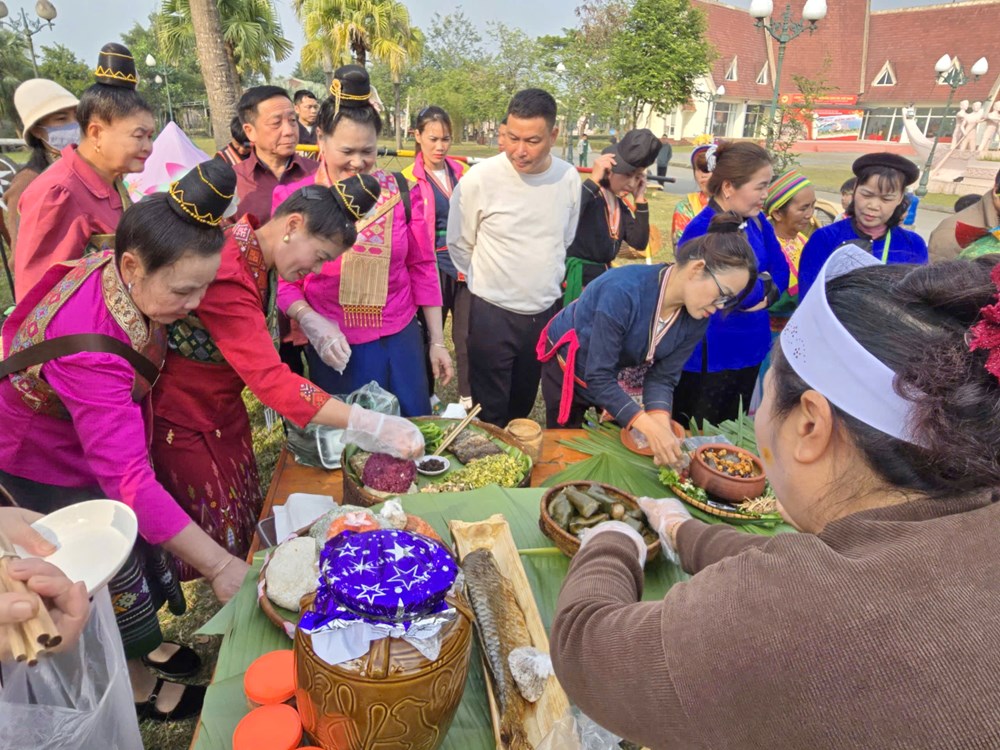 Ấm áp mâm cơm sum vầy tại “ngôi nhà chung” - ảnh 10