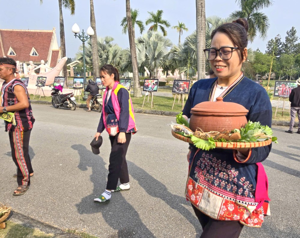 Ấm áp mâm cơm sum vầy tại “ngôi nhà chung” - ảnh 4