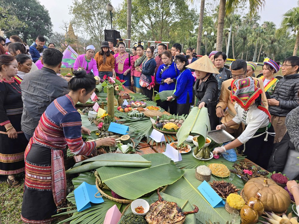Ấm áp mâm cơm sum vầy tại “ngôi nhà chung” - ảnh 7