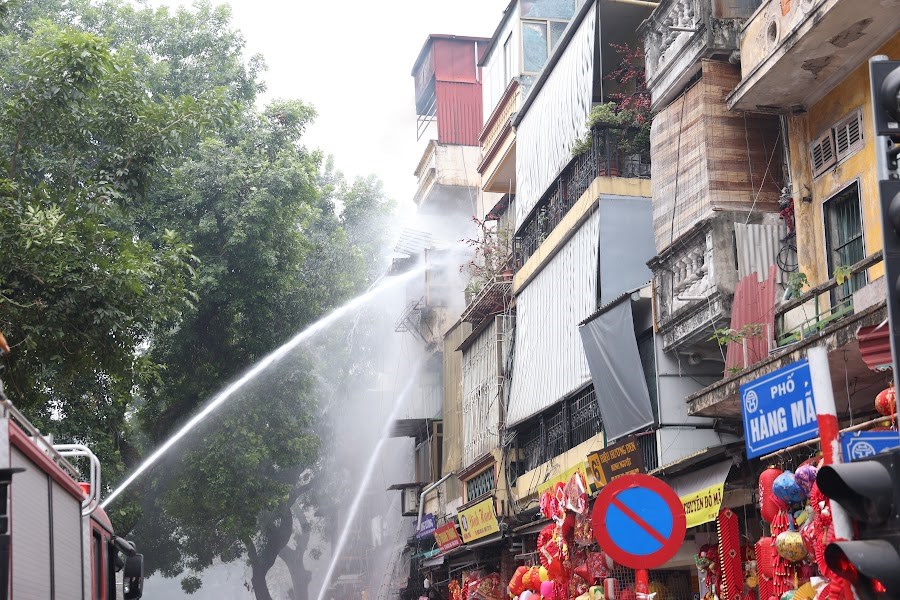 Hà Nội: Cháy nhà trên phố Hàng Mã, một người bị thương nặng - ảnh 3