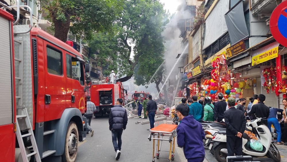 Hà Nội: Cháy nhà trên phố Hàng Mã, một người bị thương nặng - ảnh 4