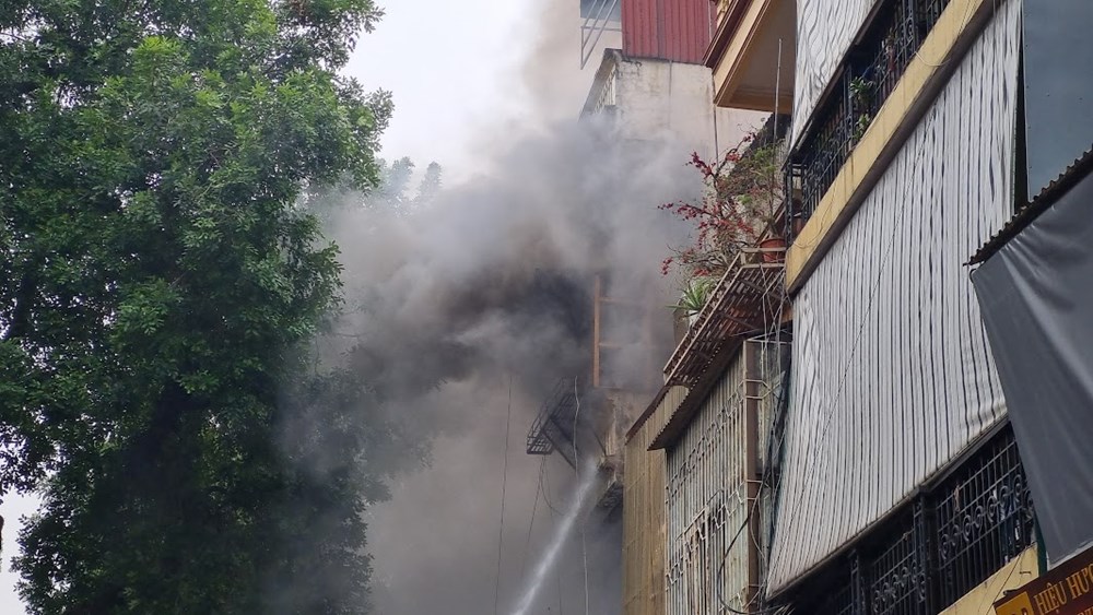 Hà Nội: Cháy nhà trên phố Hàng Mã, một người bị thương nặng - ảnh 1