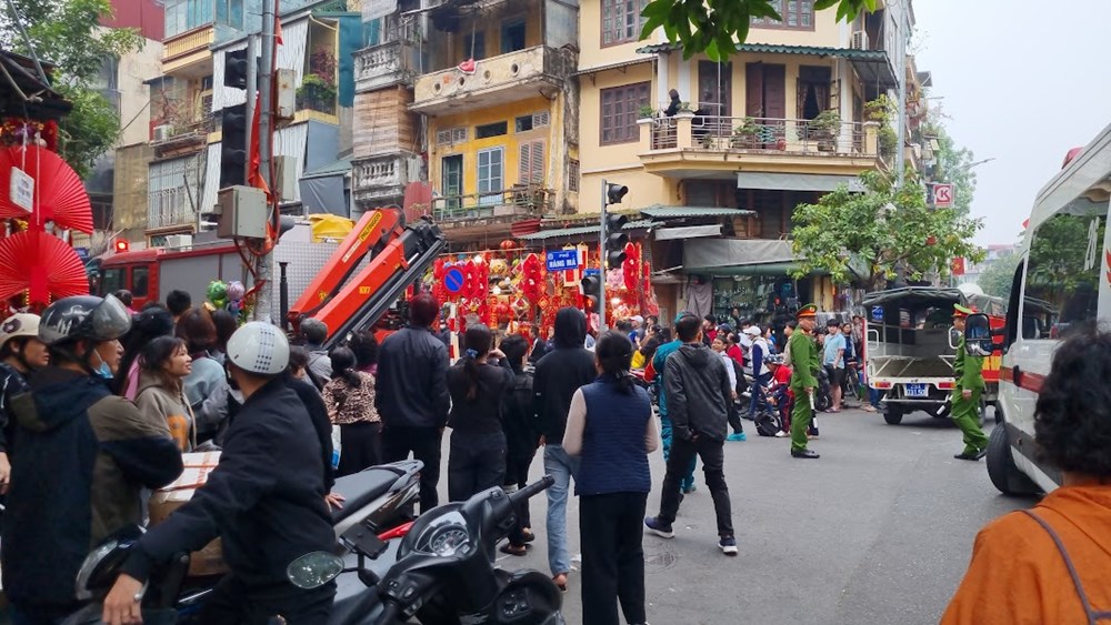 Hà Nội: Cháy nhà trên phố Hàng Mã, một người bị thương nặng - ảnh 5