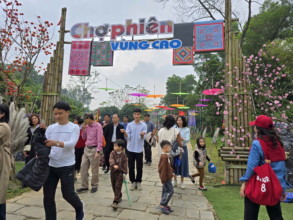 Tấp nập khách đến “Chợ phiên vùng cao - Chào năm mới 2026“ - ảnh 1