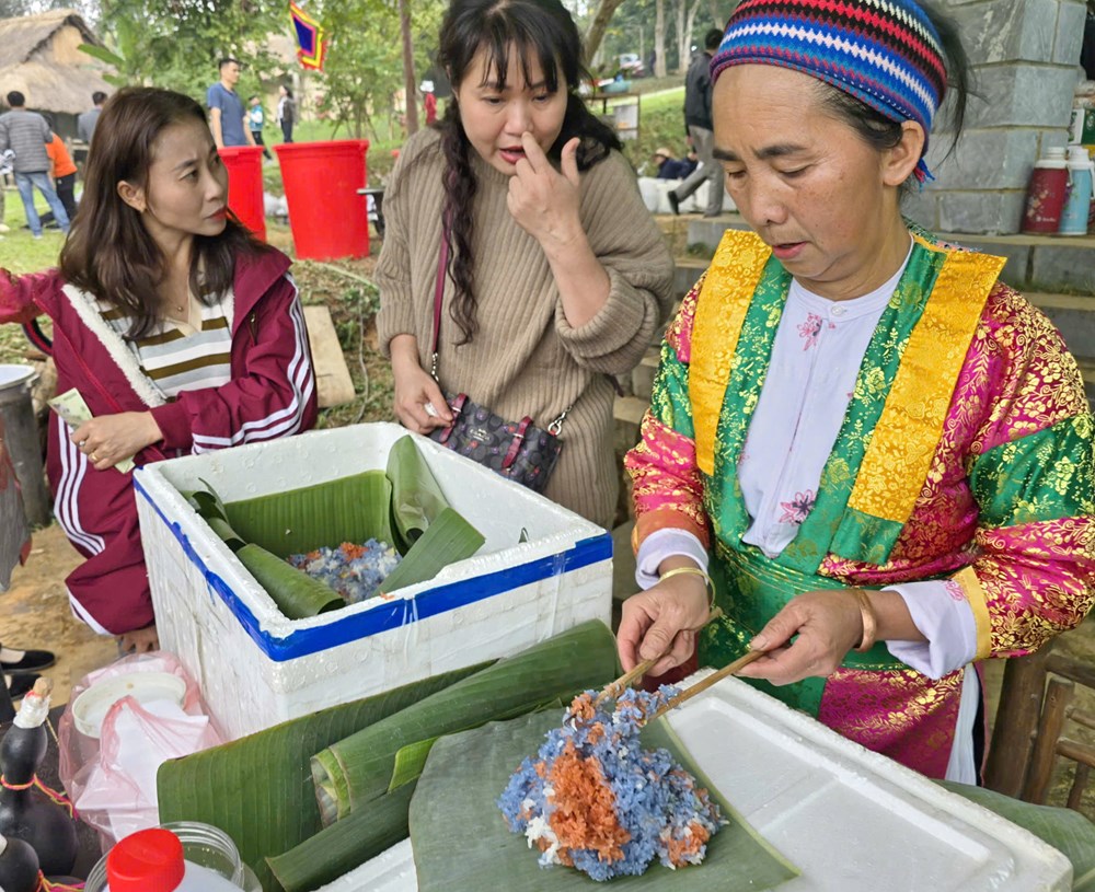 Tấp nập khách đến “Chợ phiên vùng cao - Chào năm mới 2026“ - ảnh 11