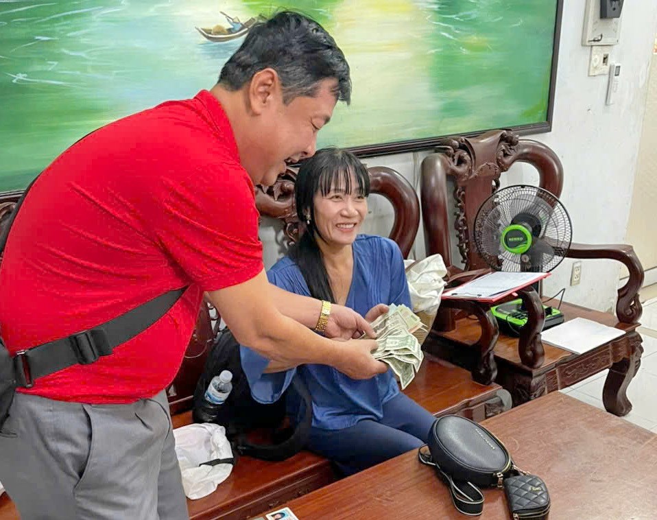 Liên tiếp trả lại vàng, tiền thất lạc cho khách đi tàu dịp Tết Dương lịch 2026 - ảnh 2