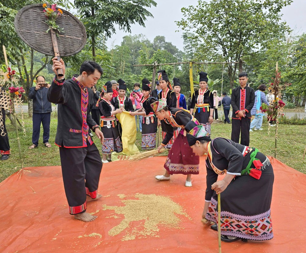 Nghi thức thu thóc cầu mùa của người Khơ Mú  - ảnh 13