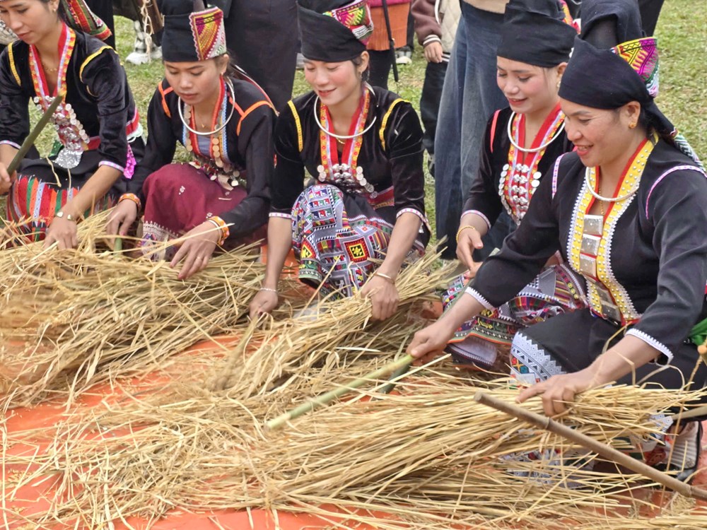 Nghi thức thu thóc cầu mùa của người Khơ Mú  - ảnh 17