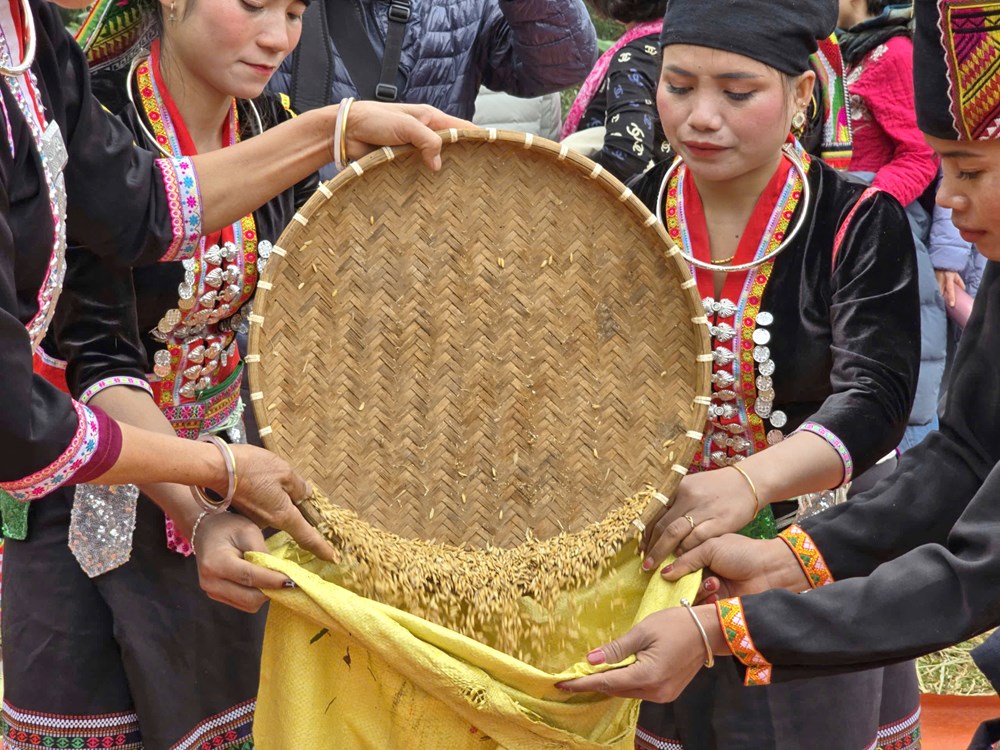 Nghi thức thu thóc cầu mùa của người Khơ Mú  - ảnh 15