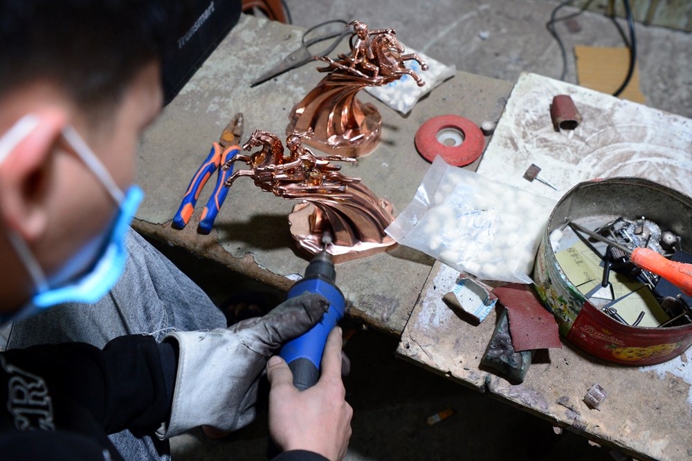 Ngựa dát vàng khuấy động thị trường quà tặng Tết Bính Ngọ 2026 - ảnh 7