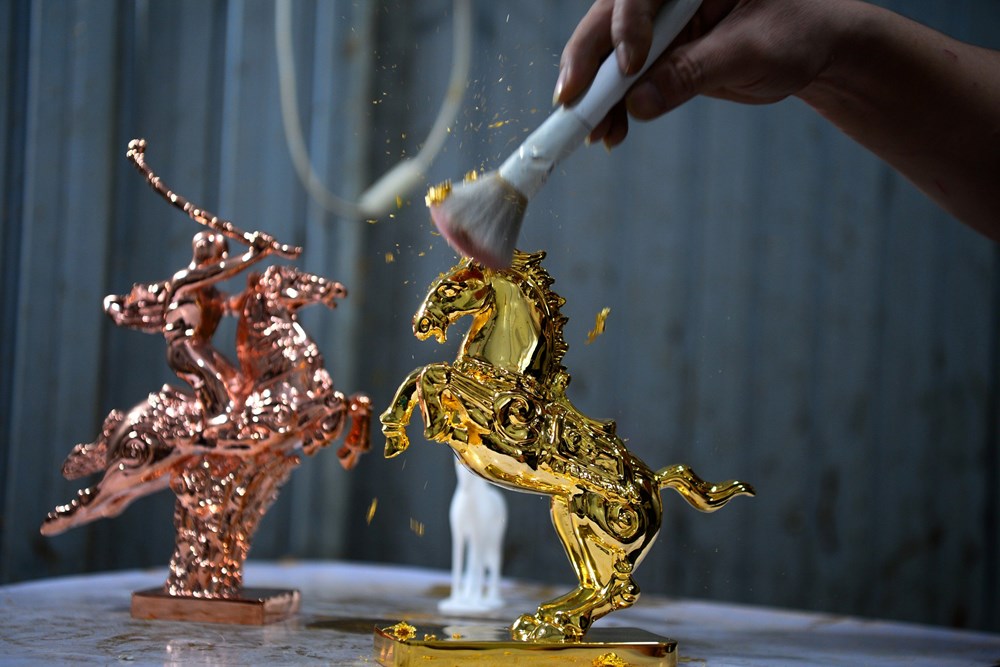 Ngựa dát vàng khuấy động thị trường quà tặng Tết Bính Ngọ 2026 - ảnh 3