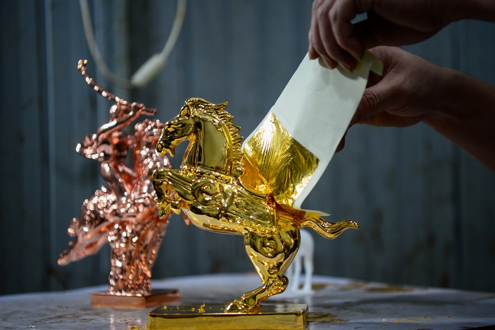 Ngựa dát vàng khuấy động thị trường quà tặng Tết Bính Ngọ 2026 - ảnh 4