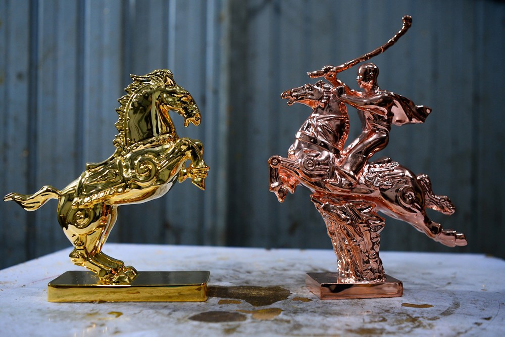 Ngựa dát vàng khuấy động thị trường quà tặng Tết Bính Ngọ 2026 - ảnh 1