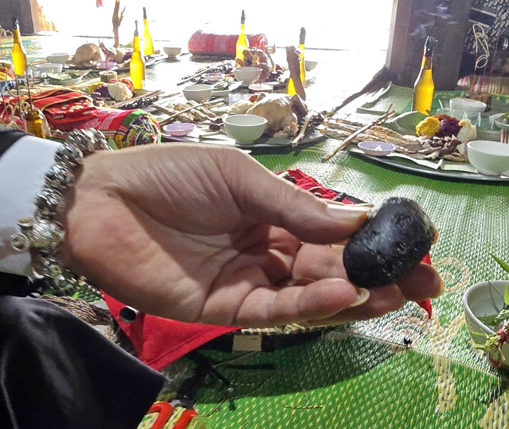 Giải mã bí mật túi Khót - “vũ khí” huyền bí của thầy Mo Mường - ảnh 8