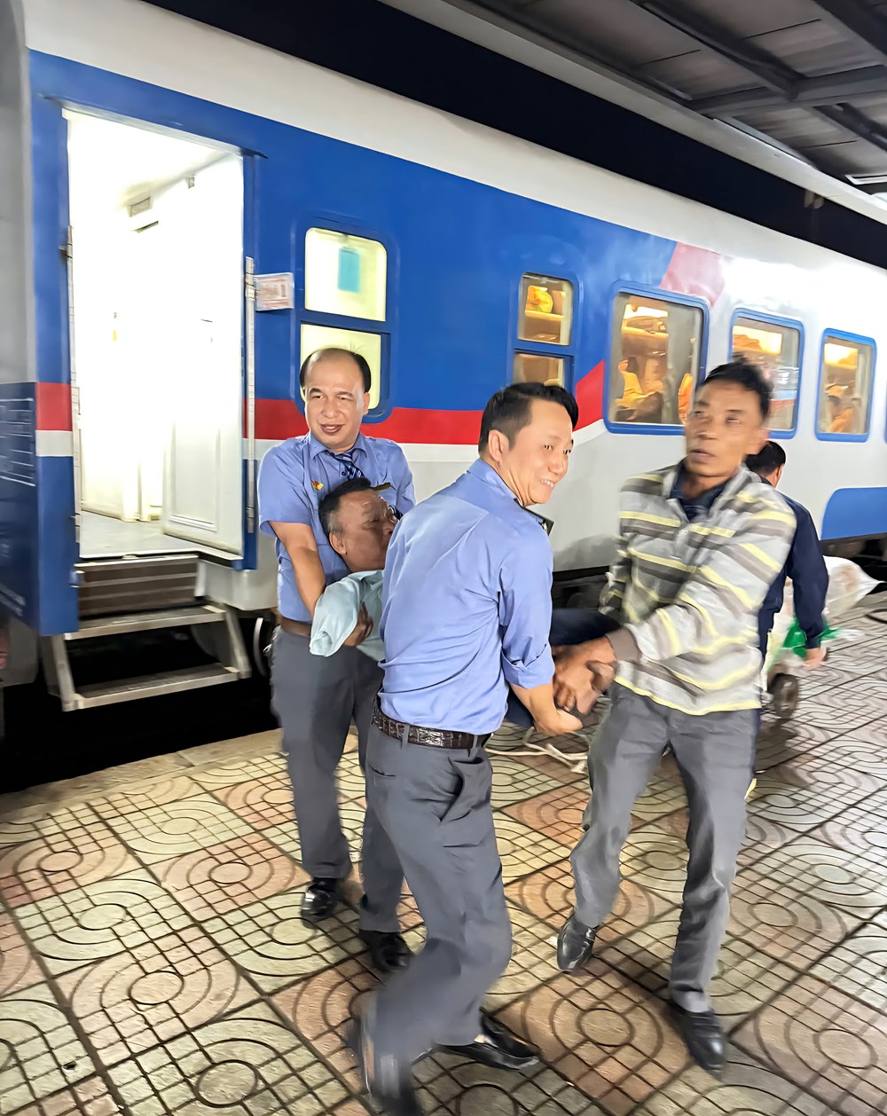 Hành khách đặc biệt trên chuyến tàu từ Vinh đến Nha Trang - ảnh 1