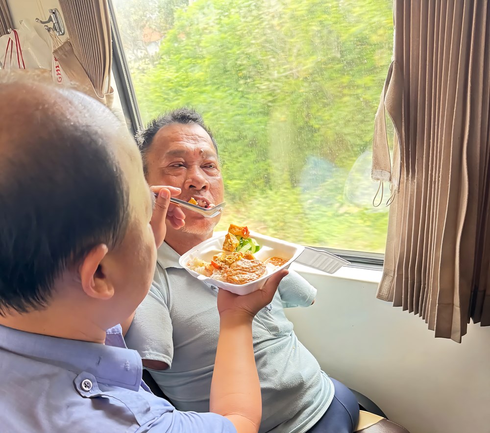 Hành khách đặc biệt trên chuyến tàu từ Vinh đến Nha Trang - ảnh 2