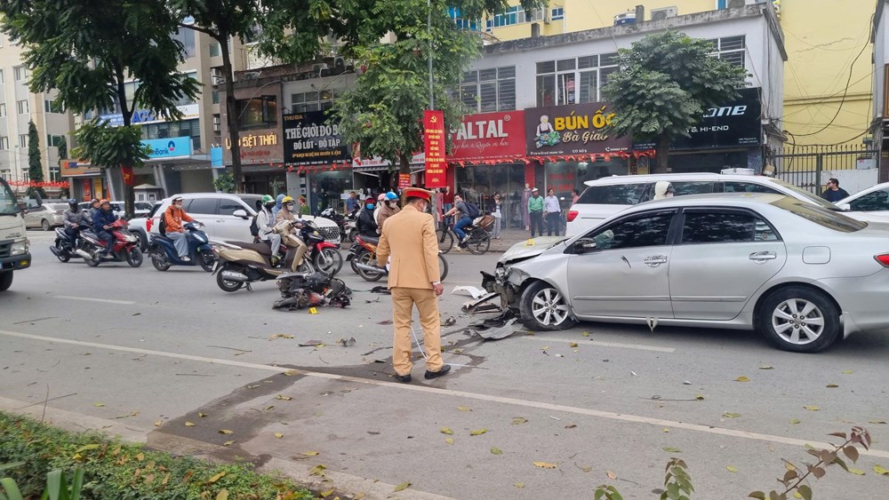 Hà Nội: Ô tô đi ngược chiều gây tai nạn liên hoàn, nhiều người bị thương - ảnh 1