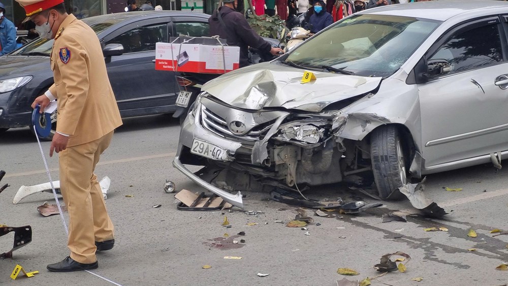 Hà Nội: Ô tô đi ngược chiều gây tai nạn liên hoàn, nhiều người bị thương - ảnh 2