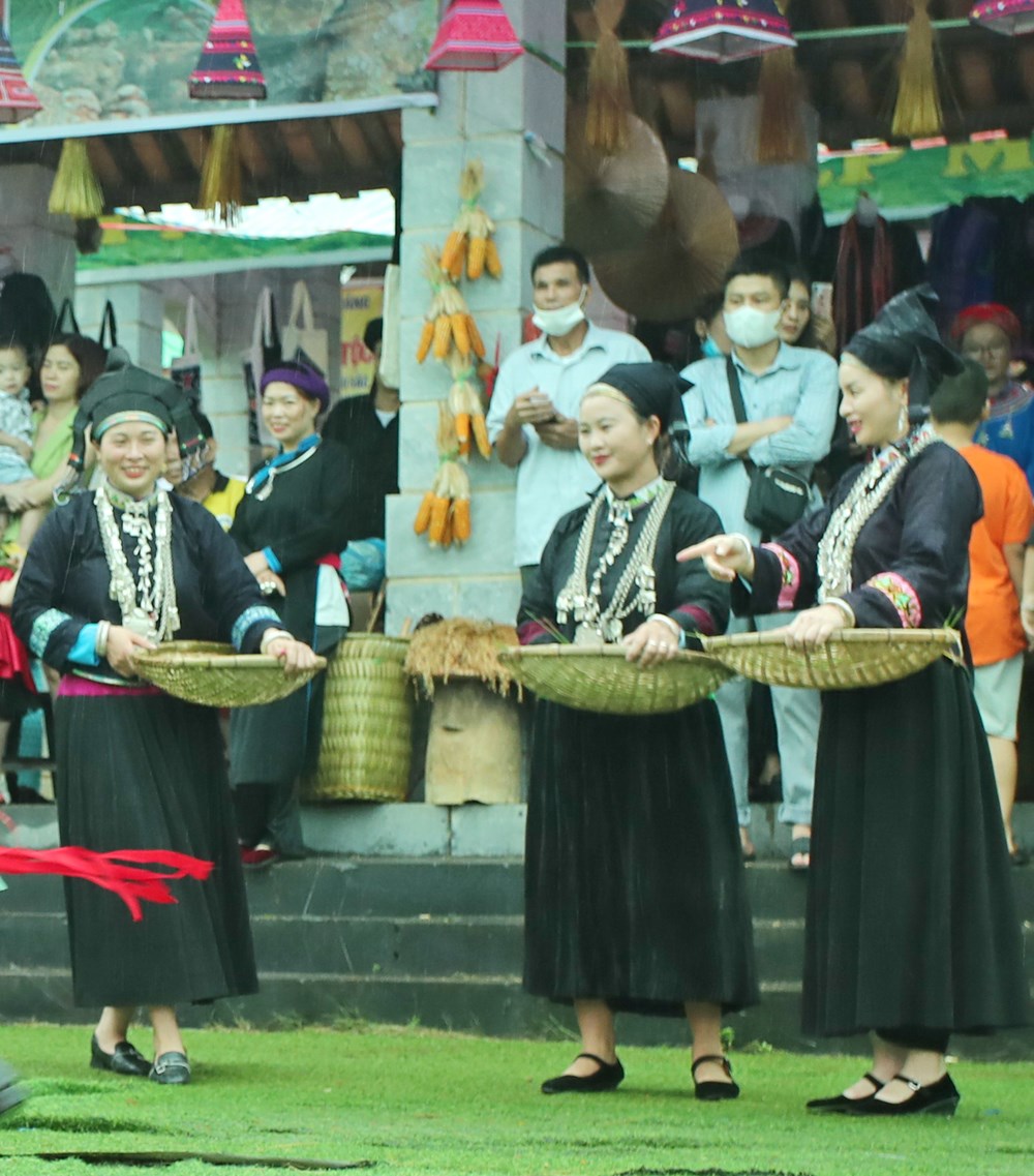 Độc đáo điệu múa ngựa giấy của người Nùng Dín - ảnh 7