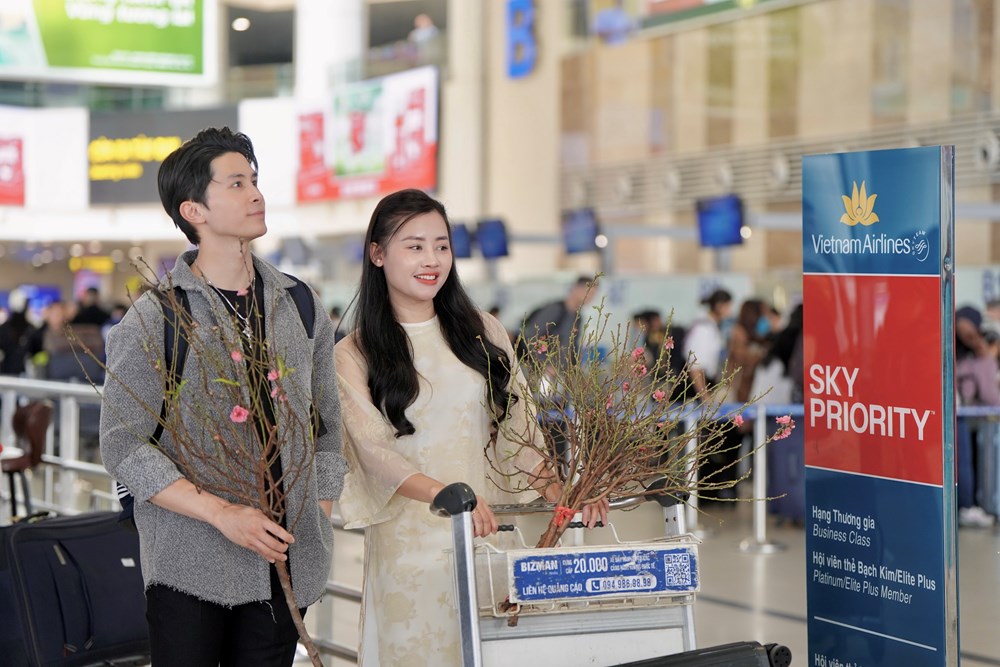 Một số đường bay từ TP.HCM đi các tỉnh đã kín chỗ dịp cao điểm Tết  - ảnh 1